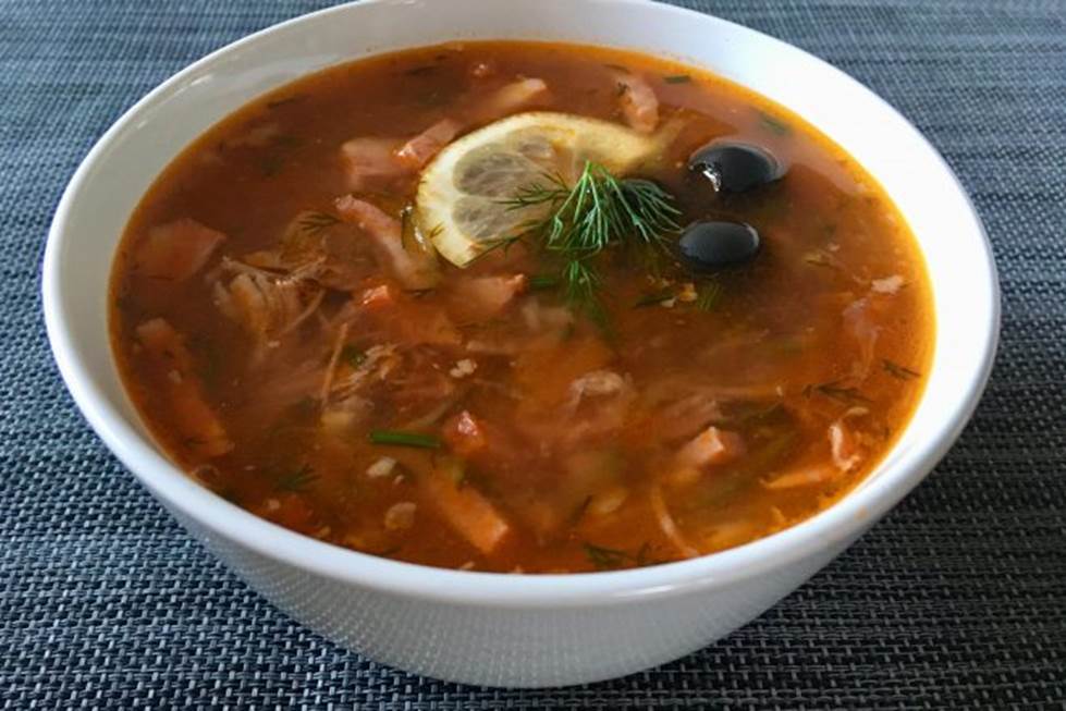 Ароматная солянка из говядины с копченостями