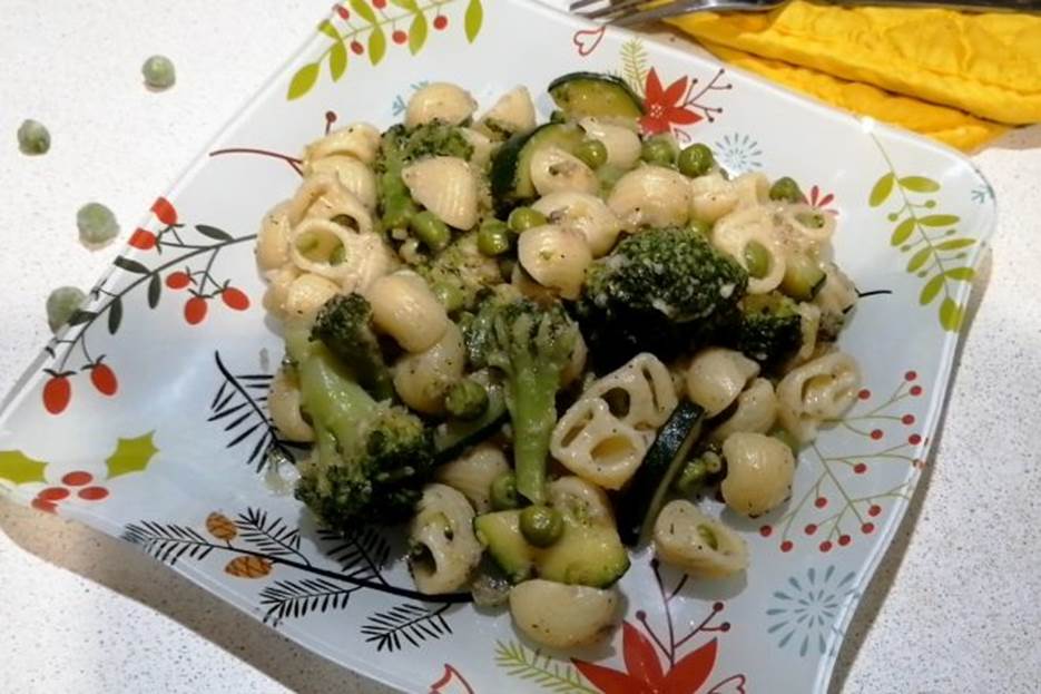 Паста с анчоусами, цукини, брокколи и зеленым горошком