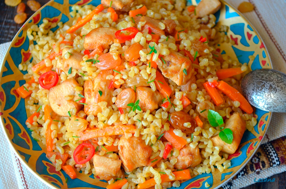 Плов с куриным филе и изюмом в мультиварке
