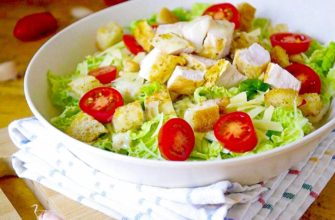 Салат Цезарь с курицей и сухариками