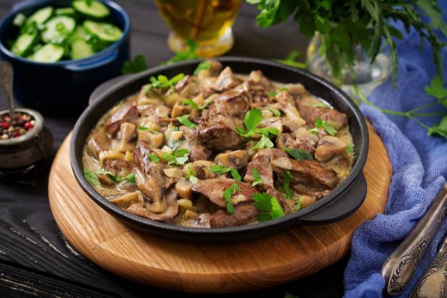 Тушеная куриная печень с грибами в мультиварке