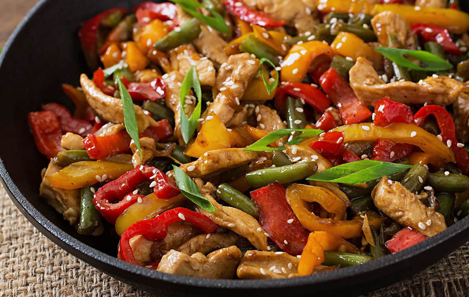 Тёплый салат с курицей, стручковой фасолью и сладким перцем