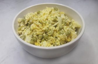 Салат «Чайка» с сыром, яйцами и горошком