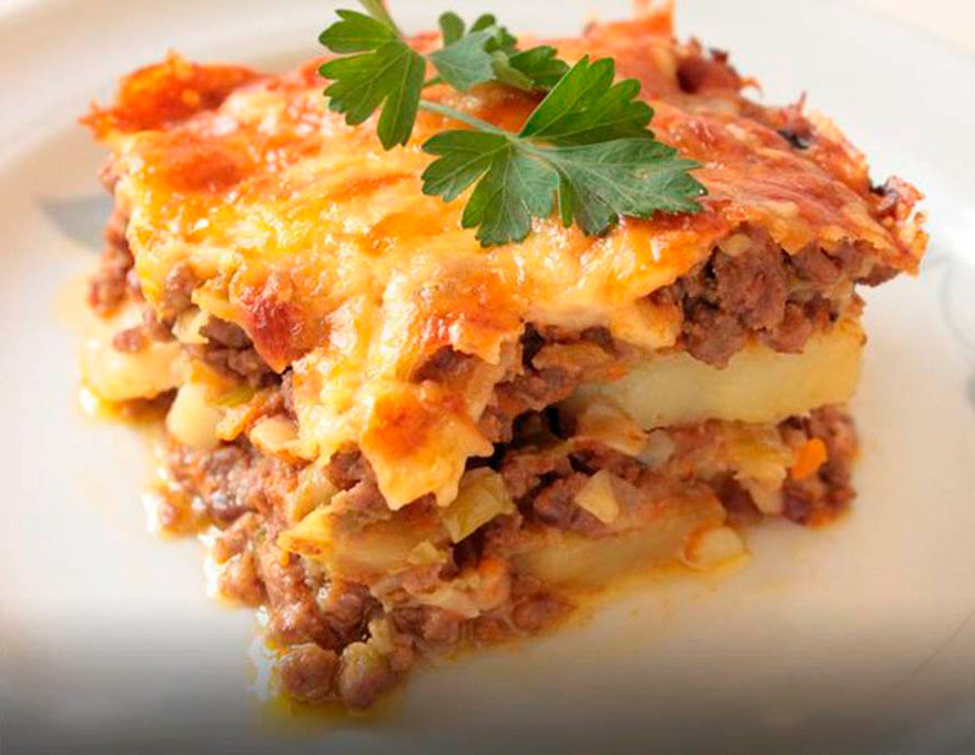 Картофельная запеканка с говяжьим фаршем и сыром в духовке