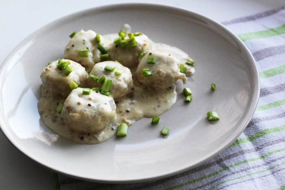 Куриные фрикадельки со сметанным соусом