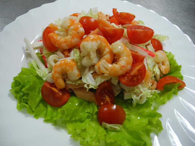 Салат из креветок с морской капустой и яйцами