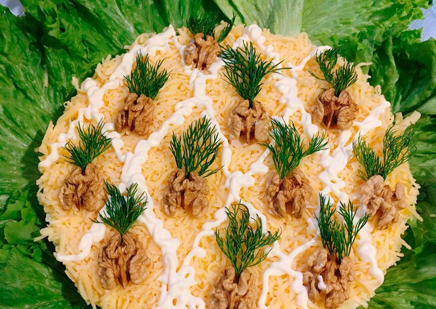 Салат с курицей, сыром, ананасами, орехами и укропом