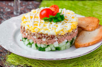 Слоеный салат с тунцом