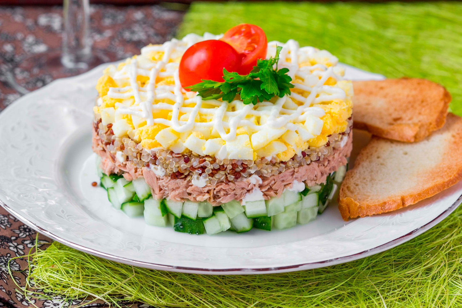 Слоеный салат с тунцом