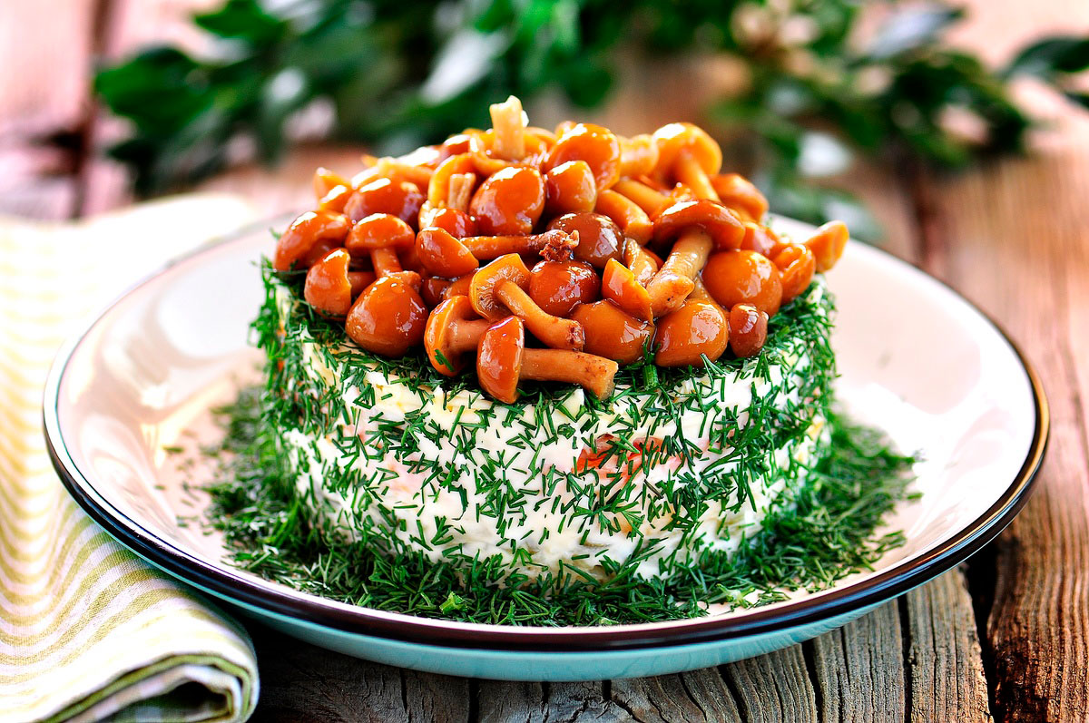 Салат с маринованными грибами