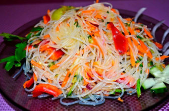 Салат с фунчозой и овощами
