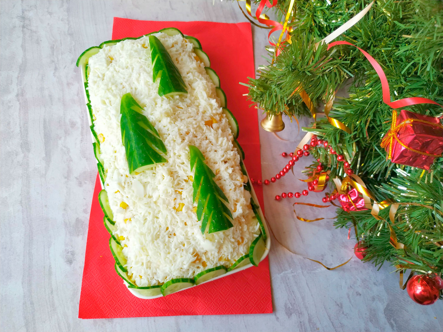 Слоеный салат с курицей и кукурузой Елочки в снегу, рецепт с фото и видео