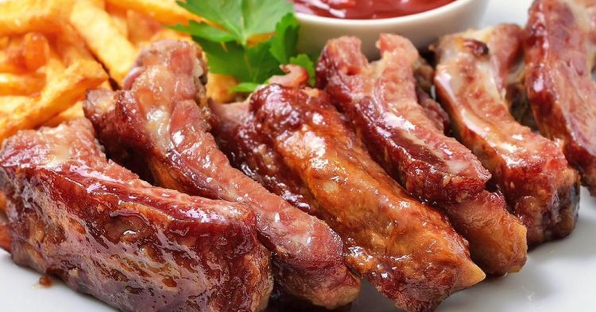 Свиные рёбрышки с овощами в горшочке на углях