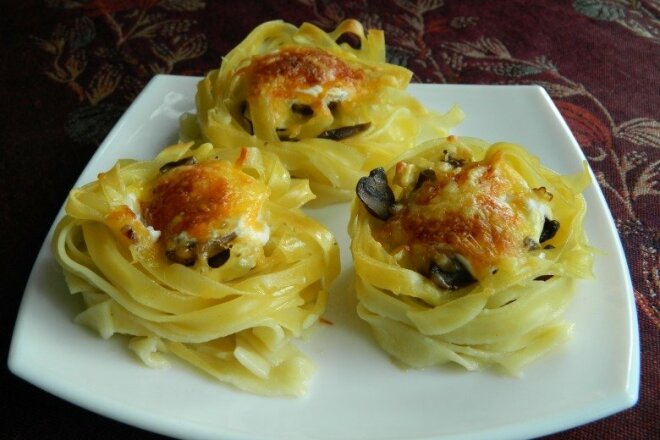 Макаронные гнезда с фаршем и грибами в духовке, рецепт с фото и видео