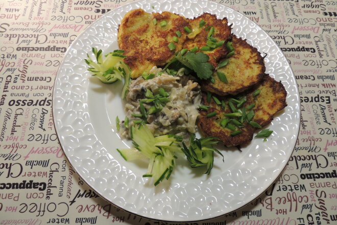 Драники картофельные с шампиньонами и сметаной Драники картофельные с шампиньонами и сметаной, рецепт с фото и видео