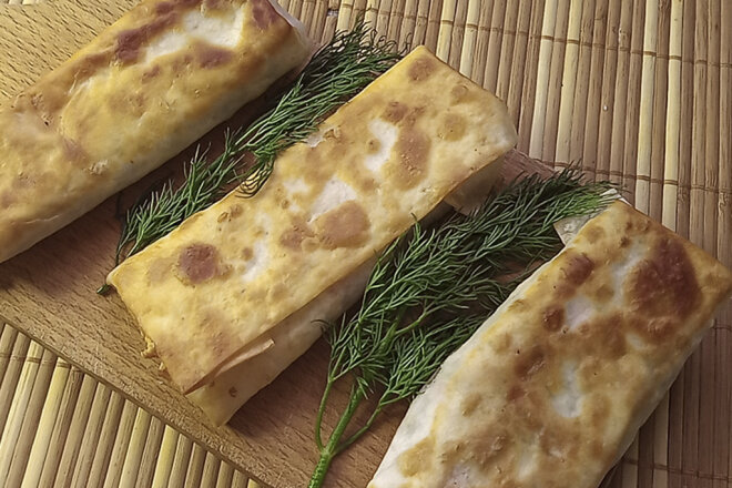 Конвертики из лаваша с колбасой, сыром и соусом, рецепт с фото и видео