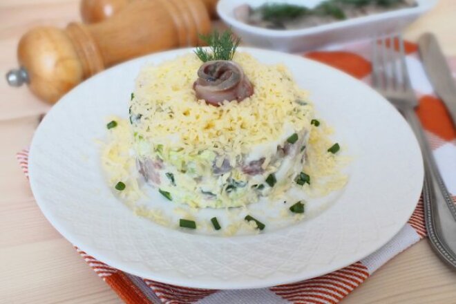 Салат с селедкой и перепелиными яйцами от Юлии Высоцкой, рецепт с фото