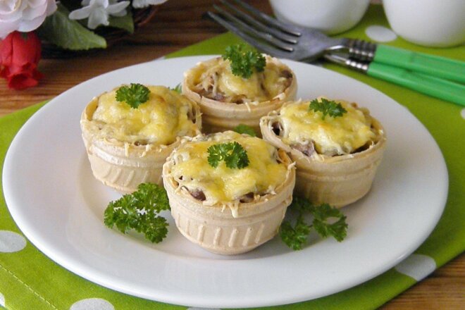 Жульен с курицей и грибами под майонезом, рецепт с фото