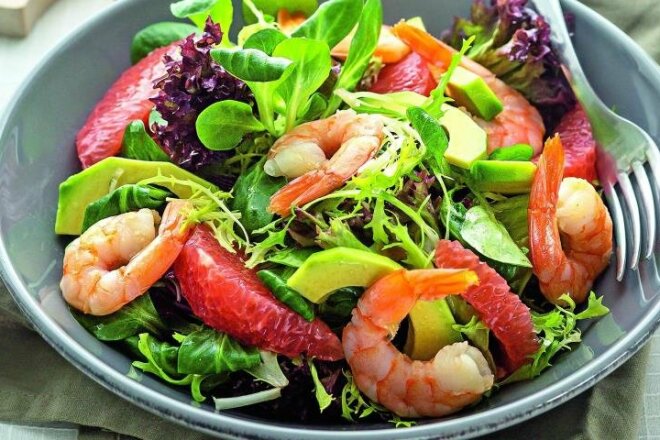 Салат с грейпфрутом, рукколой и креветками, рецепт с фото и видео