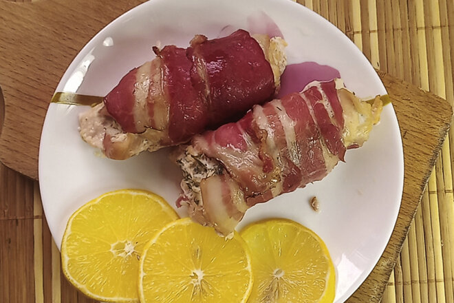 Куриные рулетики с перцем и плавленным сыром в беконе, рецепт с фото и видео