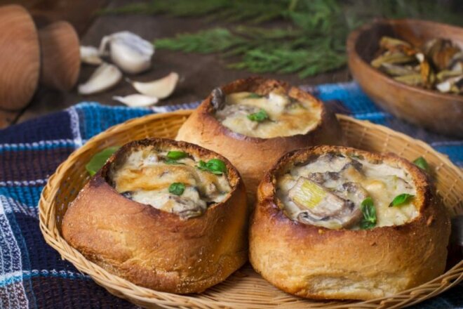 Жульен с куриным филе и грибами в булочках, рецепт с фото