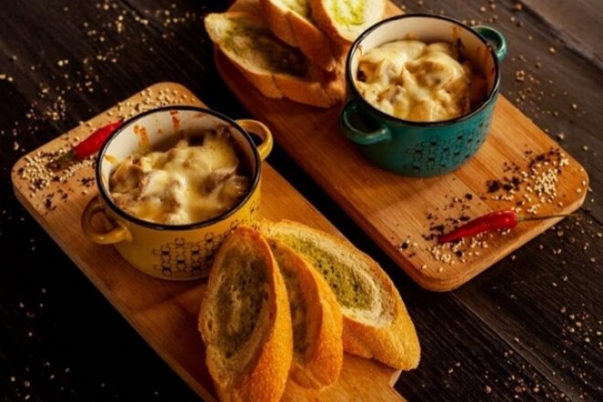 Жульен с кальмарами и шампиньонами в духовке, рецепт с фото
