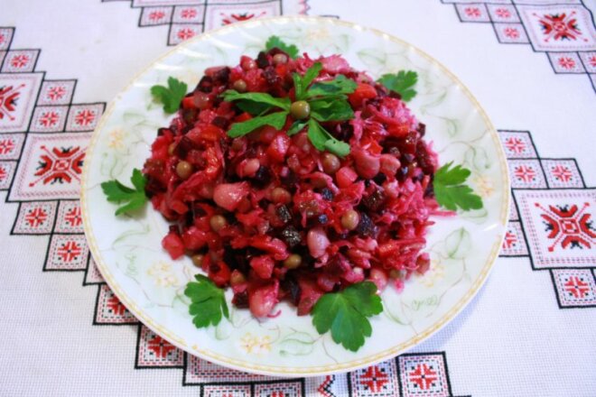 Винегрет с квашеной капустой, куриным филе и огурцами, рецепт с фото