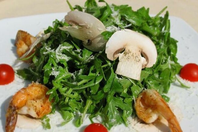 Теплый салат с креветками, шампиньонами и пармезаном, рецепт с фото