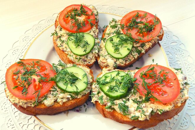 Бутерброды с рыбными консервами и яйцом на праздничный стол, рецепт с фото и видео