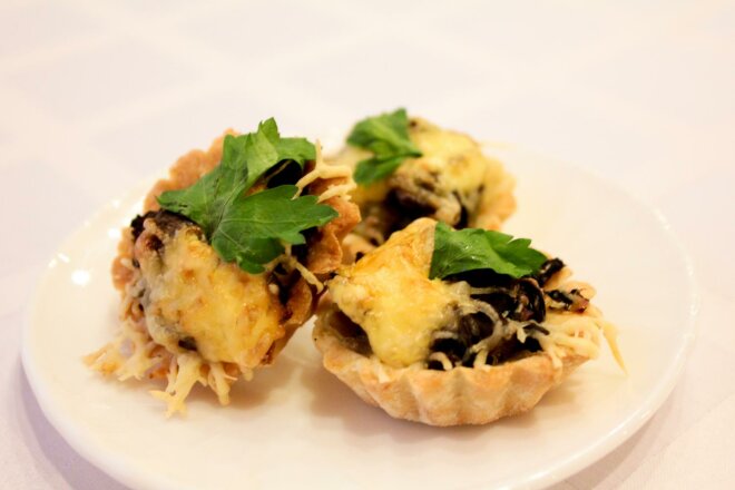 Тарталетки с шампиньонами и копченой курицей, рецепт с фото и видео