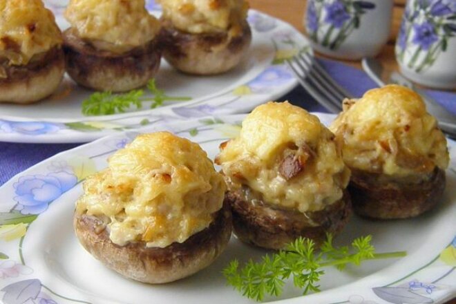 Шляпки шампиньонов фаршированные куриным фаршем с сыром, рецепт с фото
