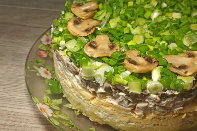 Слоеный салат с картофелем, грибами и курицей, рецепт с фото и видео