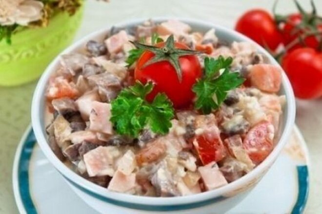 Салат с шампиньонами, колбасным сыром и ветчиной, рецепт с фото