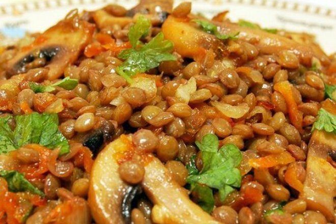 Каша из чечевицы с шампиньонами и чесноком, рецепт с фото