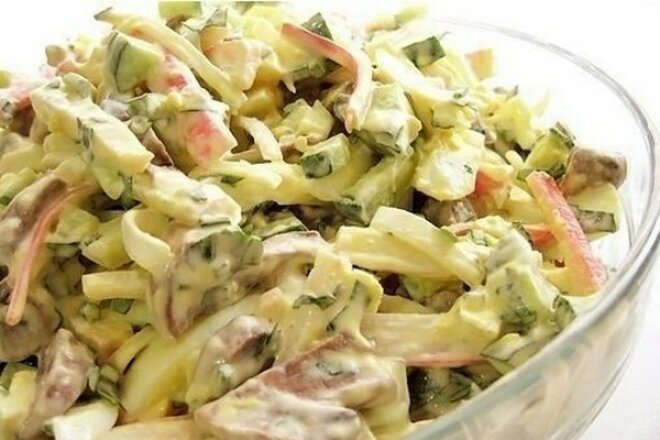 Салат с жареными крабовыми палочками, шампиньонами и морковью, рецепт с фото