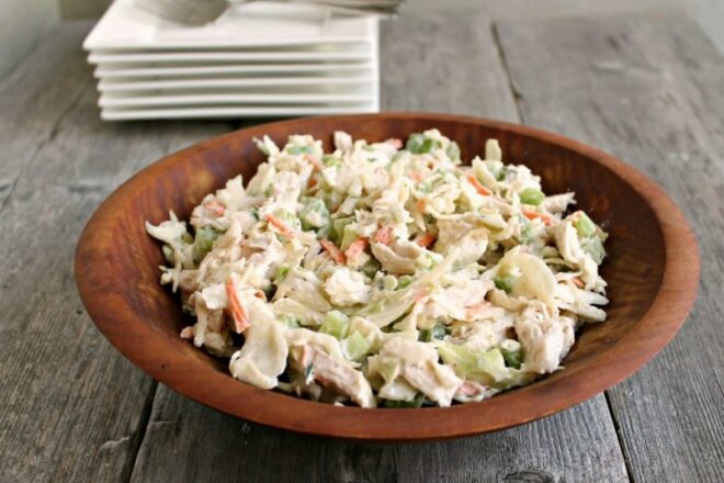 Салат с копченой курицей, шампиньонами и маринованными огурцами, рецепт с фото