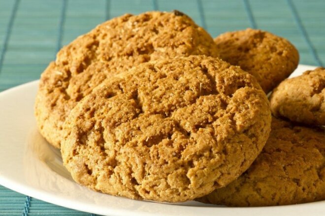 Классическое печенье из овсяной муки с изюмом, рецепт с фото и видео