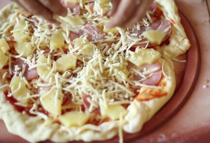 Гавайская пицца с ветчиной, ананасом и сыром, рецепт с фото