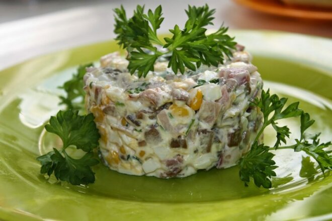 Салат с шампиньонами, кукурузой и морковью по-корейски, рецепт с фото