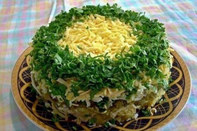 Слоеный салат с шампиньонами, куриным филе и картофелем, рецепт с фото и видео
