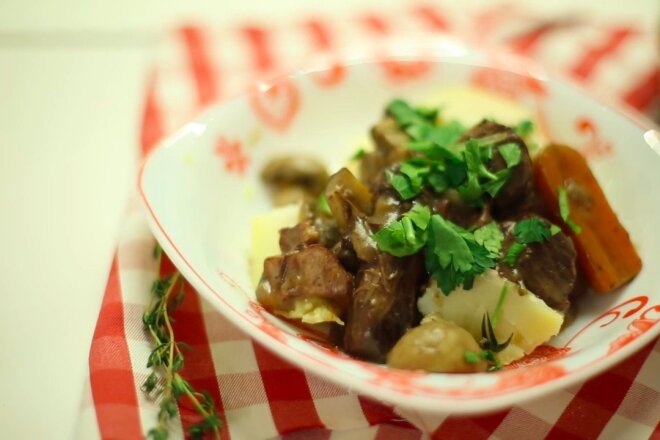 Говядина с беконом и грибами по-бургундски, рецепт с фото пошагово