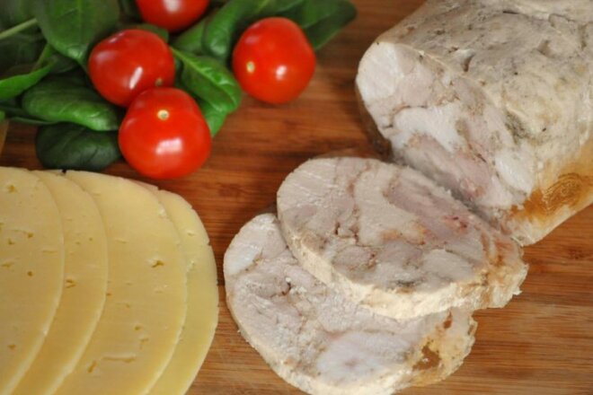 Куриный рулет с орехами и черносливом в бутылке, рецепт с фото