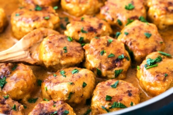 Куриные ежики с карри в сметанном соусе Куриные ежики с карри в сметанном соусе, рецепт с фото и видео