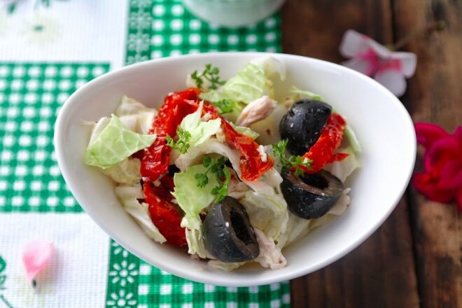 Салат с куриным филе, вялеными помидорами и маслинами, рецепт с фото