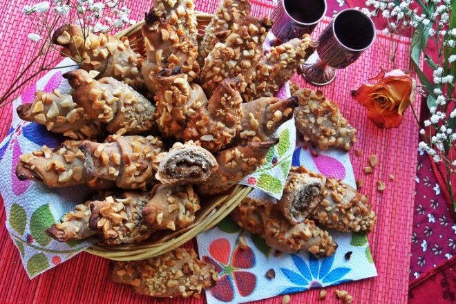 Ореховые рогалики с бананами и финиками, рецепт с фото пошагово