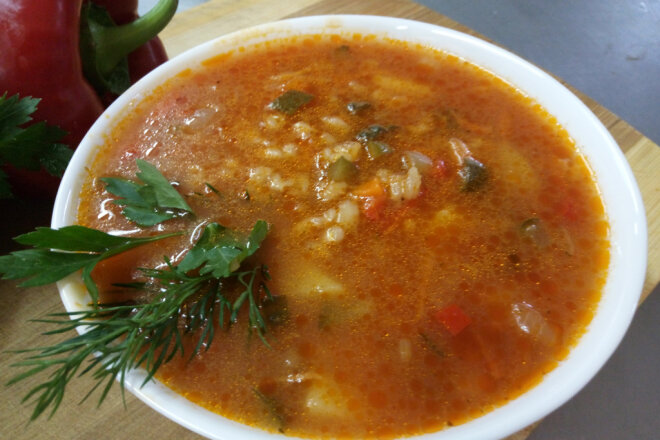 Рассольник с тушенкой, перловкой и помидорами, рецепт с фото и видео