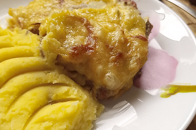 Отбивная свинина с луком под сыром с картофельным пюре, рецепт с фото и видео