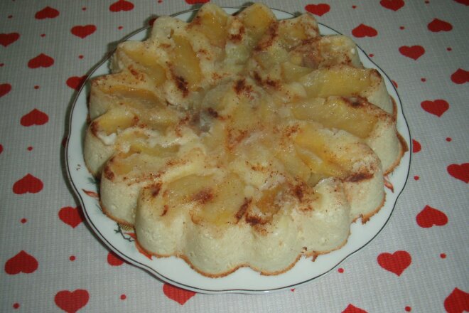 Шарлотка со сгущенным молоком без сахара, рецепт с фото