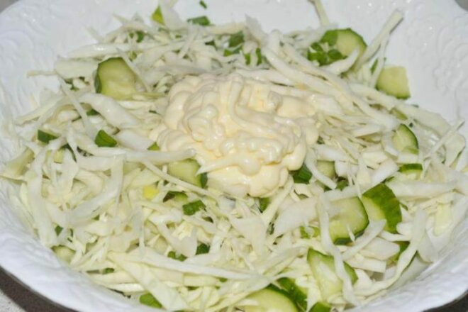 Салат из редьки с пекинской капустой и огурцами, рецепт с фото