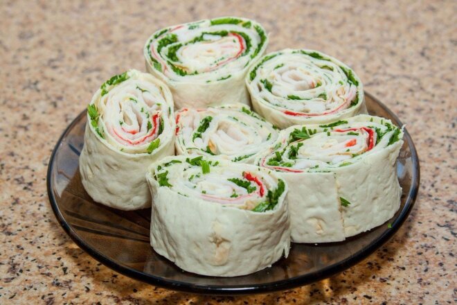 Закуска из лаваша с окорочком и корейской морковью, рецепт с фото